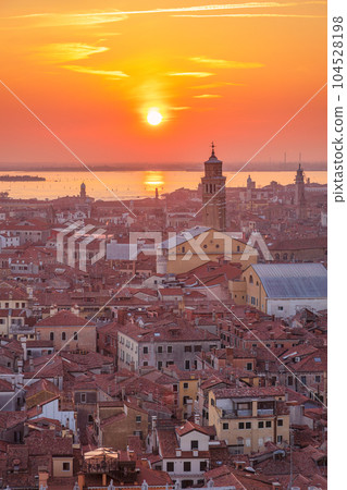 Top view of Venice from the St. Mark's Campanile tower at sunset 104528198