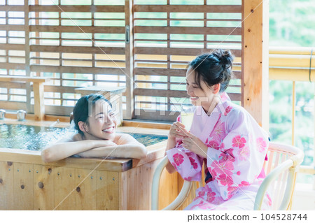 女子之旅 女子在客棧泡澡喝酒 104528744