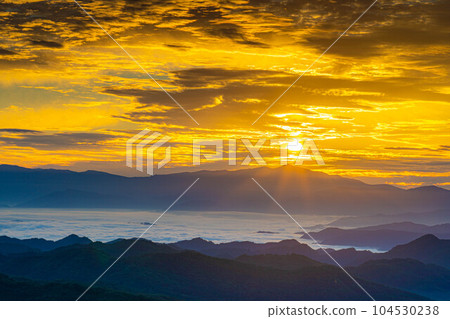 [Sunrise material] Sunrise and sea of clouds seen from Mt. Oguma observatory [Nagano Prefecture] 104530238