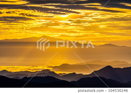 [Sunrise material] Sunrise and sea of clouds seen from Mt. Oguma observatory [Nagano Prefecture] 104530246