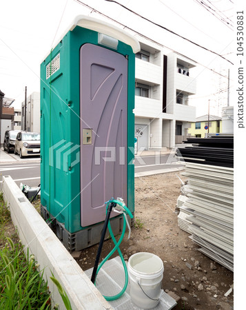 施工現場的臨時廁所 104530881