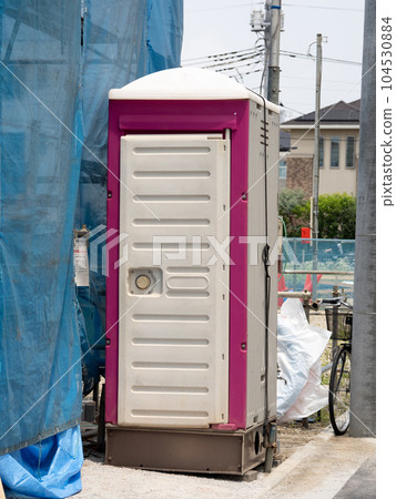 施工現場的臨時廁所 104530884