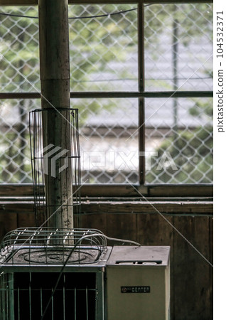 日本廢棄暑期學校教室裡留下的舊加熱器 104532371