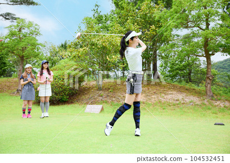 女子打高爾夫球 女子打高爾夫球 104532451