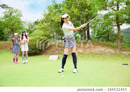 女子打高爾夫球 女子打高爾夫球 104532453