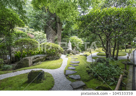 報國寺正門旁庭園中的觀音像(鎌倉市) 報國寺正門旁庭園中的觀音像(鎌倉市) 104533359