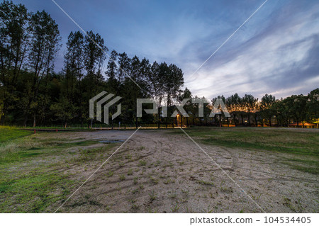雨季的城市黃昏 公園後面樹林間的日落 ⑦ 104534405