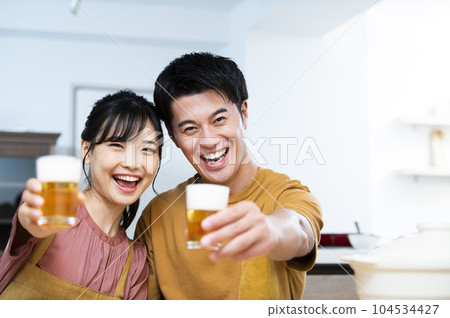年輕夫婦用啤酒敬酒 104534427