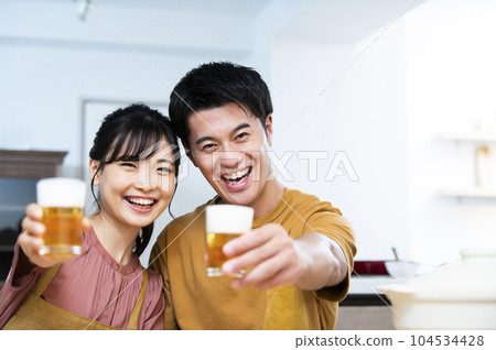 年輕夫婦用啤酒敬酒 104534428