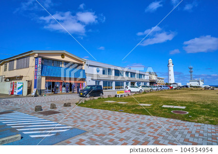 From the square in front of Inubo Terrace, a commercial facility in Inubosaki, Choshi City, Chiba Prefecture, toward Inubosaki Lighthouse 104534954