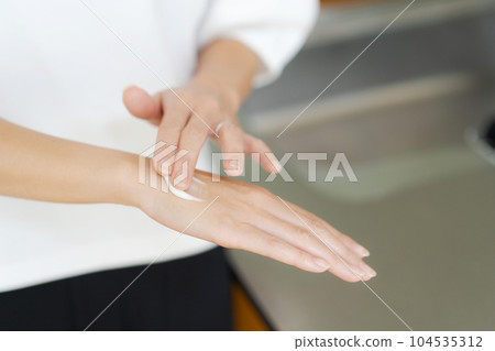婦女手繪畫護手霜 婦女手繪畫護手霜 104535312