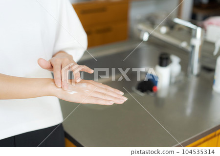 婦女手繪畫護手霜 婦女手繪畫護手霜 104535314