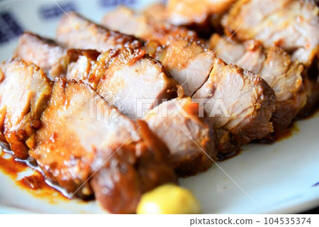 Grilled pork with plenty of umami 104535374