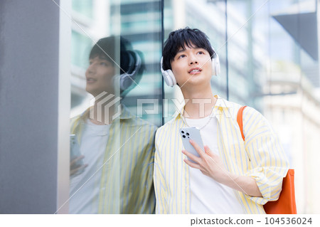 年輕人用耳機聽音樂 104536024