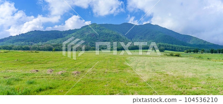 藍天映襯下,鮮綠覆蓋的蒜山高原全景 藍天映襯下,鮮綠覆蓋的蒜山高原全景 104536210