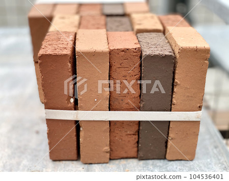 用紮帶將磚塊固定在一起 104536401