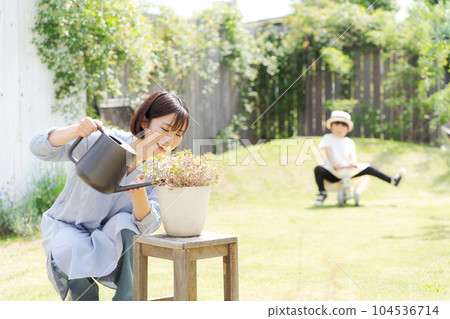 一名婦女照料植物的照片 104536714