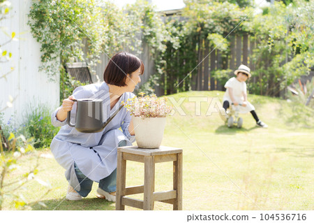 一名婦女照料植物的照片 104536716