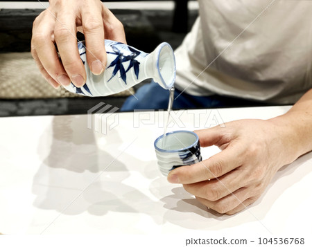 手工清酒的人的手 手工清酒的人的手 104536768