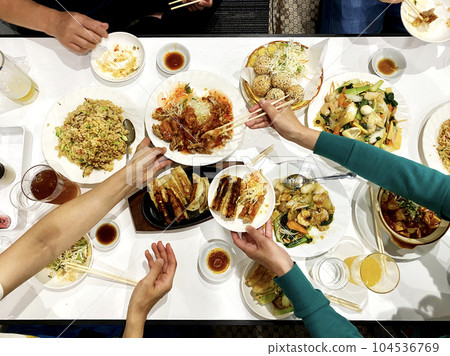 餐桌上一隻女人的手分開中餐_俯視圖 104536769