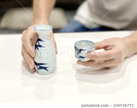 手持德利、七海和清酒杯的男子 104536772
