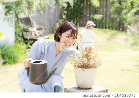 一名婦女照料植物的照片 104536775