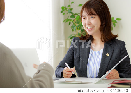 女律師採訪輔導員 女律師採訪輔導員 104536950