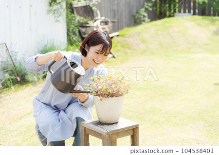 一名婦女照料植物的照片 104538401