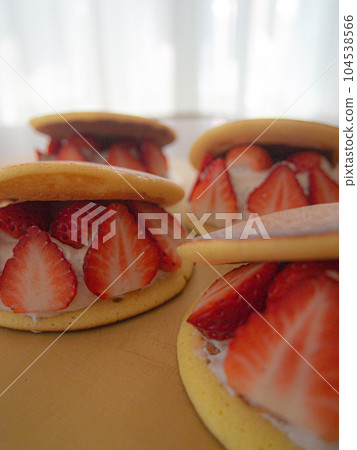 製作甜點草莓生銅鑼燒 104538566