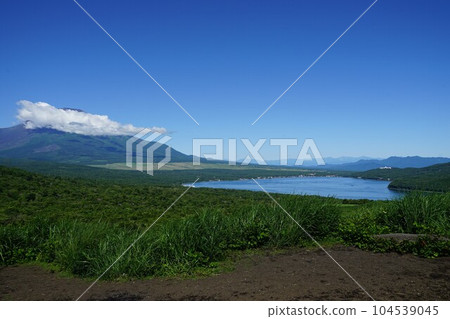 Mt.Fuji and Lake Yamanaka viewed from Mikuni Pass in Yamanakako Village, Minamitsuru District, Yamanashi Prefecture Mt.Fuji and Lake Yamanaka viewed from Mikuni Pass in Yamanakako Village, Minamitsuru District, Yamanashi Prefecture 104539045