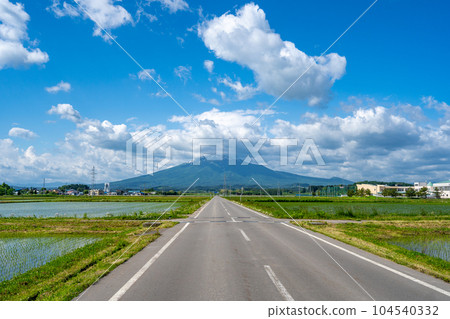 從鶴田町眺望岩木山 田園風光 104540332
