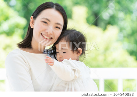 Mom holding a 9-month-old baby (family, family, parent and child, childcare, childcare, child) 104540888