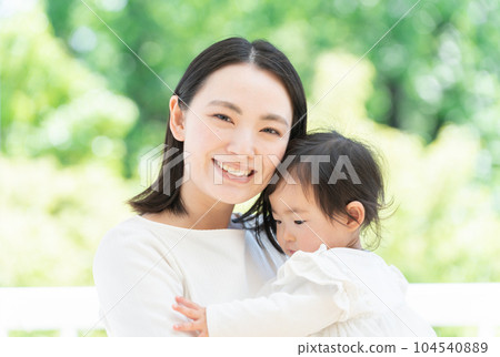 Mom holding a 9-month-old baby (family, family, parent and child, childcare, childcare, child) 104540889