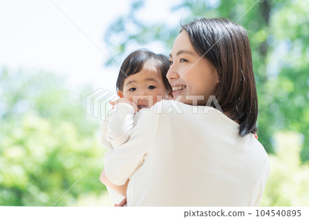 媽媽抱著9個月大的嬰兒(家庭,家庭,親子,育兒,育兒,孩子) 媽媽抱著9個月大的嬰兒(家庭,家庭,親子,育兒,育兒,孩子) 104540895