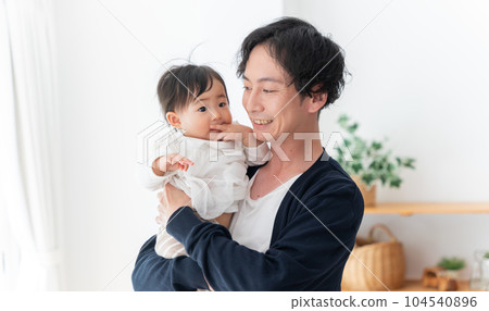 爸爸抱著9個月大的嬰兒(家庭,家庭,親子,育兒,育兒,孩子) 爸爸抱著9個月大的嬰兒(家庭,家庭,親子,育兒,育兒,孩子) 104540896