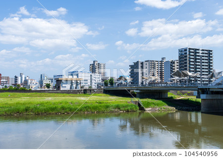 春天的天空背景下的熊本站白川口白川河床風景和城市景觀（熊本市本山） 104540956