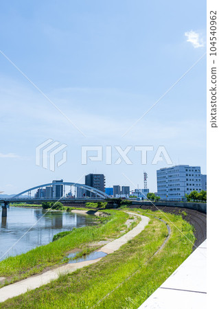 Shirakawa riverbed scenery and urban landscape at Shirakawaguchi of Kumamoto Station against the background of the spring sky (Motoyama, Kumamoto City) Shirakawa riverbed scenery and urban landscape at Shirakawaguchi of Kumamoto Station against the background of the spring sky (Motoyama, Kumamoto City) 104540962