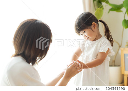 牽手的父母和孩子的肖像 104541690