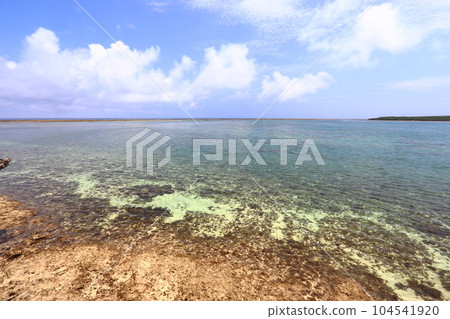 退潮時(大潮)上地島和下地島通過礁石相連(新城島濱崎) 退潮時(大潮)上地島和下地島通過礁石相連(新城島濱崎) 104541920
