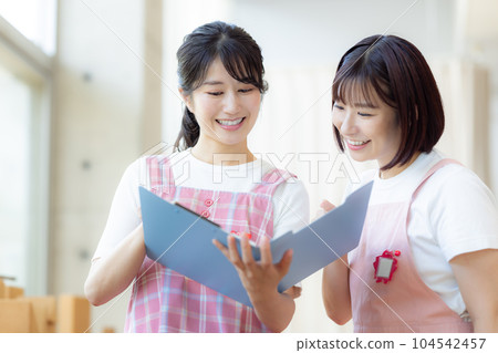 幼兒園老師開會 幼兒園老師開會 104542457