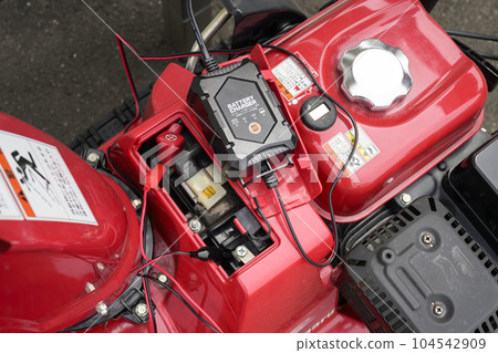 給吹雪機電池充電 給吹雪機電池充電 104542909