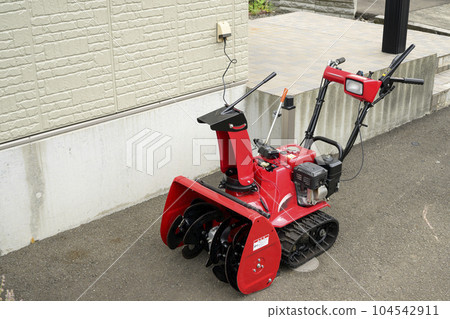 Recharging the battery of a snow blower 104542911