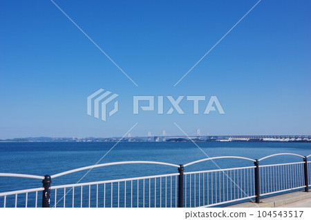 從香川縣宇多津臨海公園眺望瀨戶大橋全景 從香川縣宇多津臨海公園眺望瀨戶大橋全景 104543517