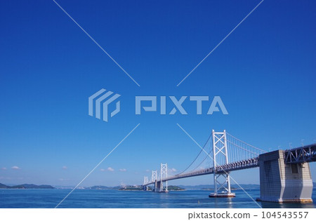 香川縣坂出市 眺望瀨戶大橋和倉敷市的工廠 104543557