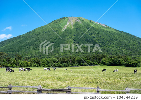 騎自行車遊覽大山的情景 104544219