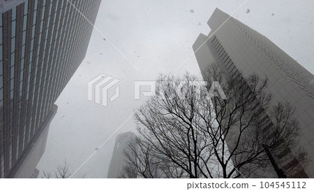 Tokyo Nishi-Shinjuku sub-center snow scene 104545112