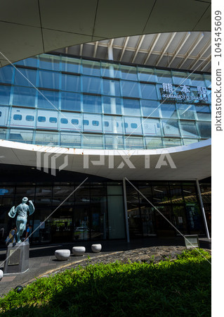 從熊本站新幹線出口看到的熊本代表性民歌“Otemoyan”銅像及周邊景色（熊本市） 104545609