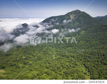 View of Mt. Amakazari and the sea of clouds from Mt. Onagisa, Otari Village, Nagano Prefecture (aerial photography by drone) 104545924