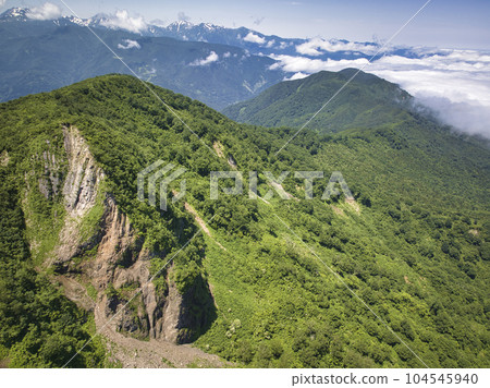 長野縣小谷村的大名山、卯城立山連峰和雲海的壯麗景色(無人機航拍) 長野縣小谷村的大名山、卯城立山連峰和雲海的壯麗景色(無人機航拍) 104545940