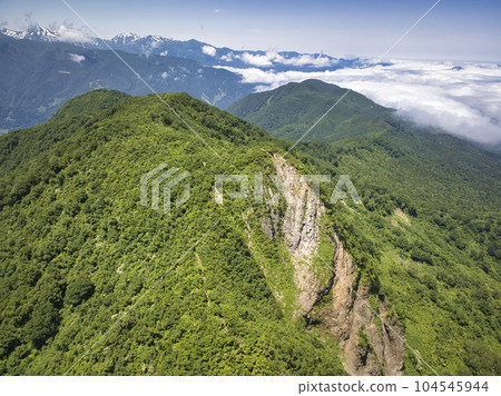 長野縣小谷村的大名山、卯城立山連峰和雲海的壯麗景色（無人機航拍） 104545944